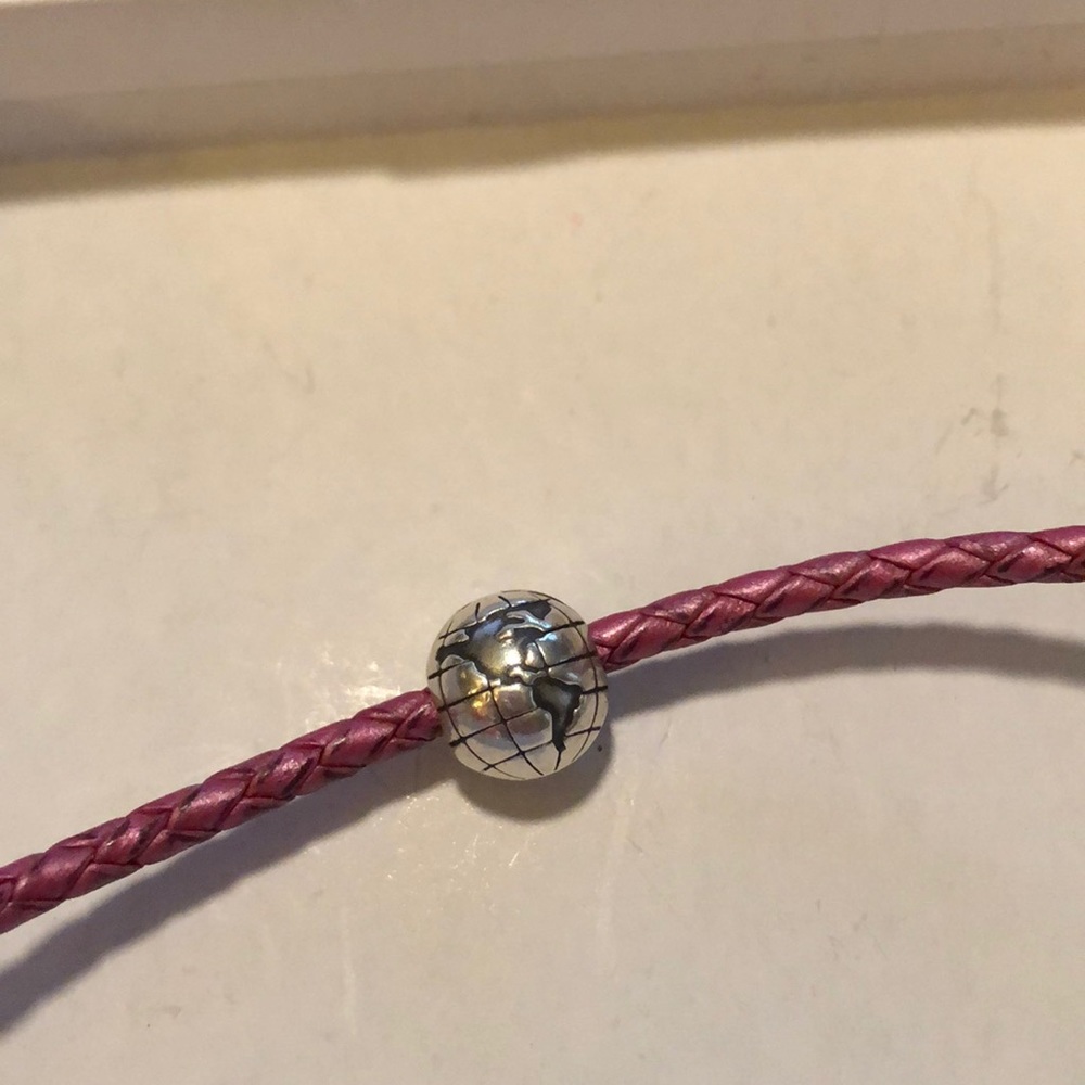 Authentic pandora clip.. Globe